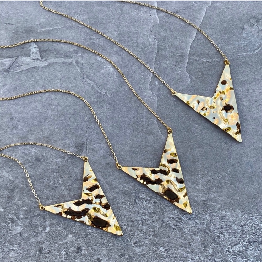 Gold Rippled Arrowhead Necklace - Picture 3 of 4